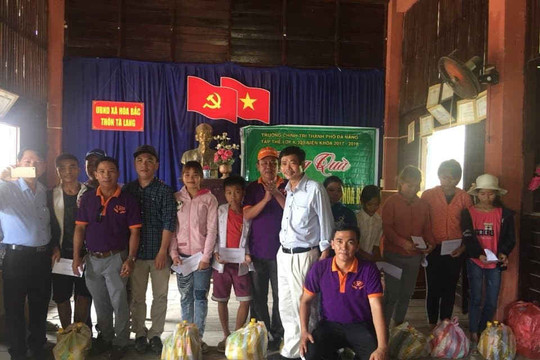 Đà Nẵng: Tặng 30 suất quà cho trẻ em Cơ tu xã Hòa Bắc