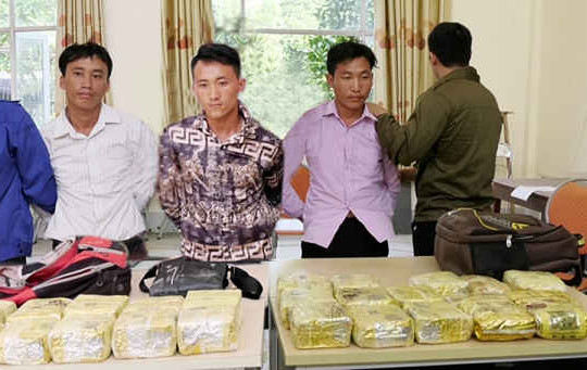 Lào Cai: Bắt 3 đối tượng vận chuyển trái phép 18.000 viên ma túy
