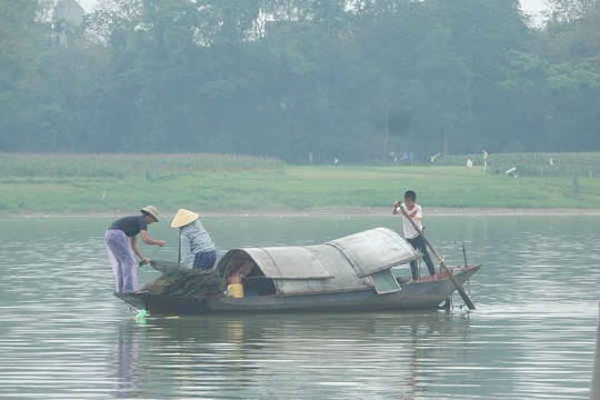 Nghệ An: Tìm kiếm hai vợ chồng mất tích trên sông Lam