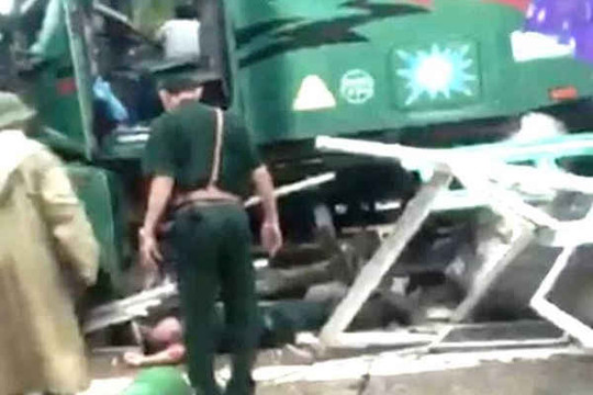 Quảng Bình: Xe Container tự trôi đâm Trung tá Biên phòng tử vong