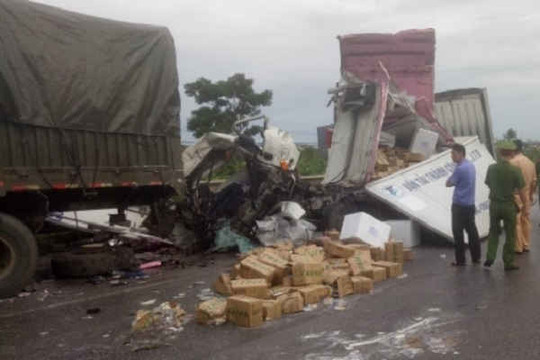 Nghệ An: Đâm đuôi xe tải, 2 người thương vong