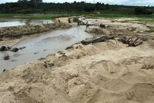 Gia Lai: Phê bình Chủ tịch huyện Chư Păh vì để tái diễn khai thác khoáng sản trái phép