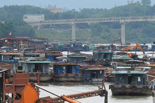 Đoan Hùng - Phú Thọ: Lộn xộn hoạt động bến bãi tàu thuyền trên sông Lô