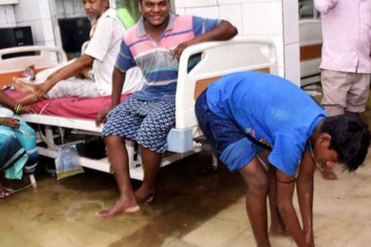 Mưa lớn gây ngập lụt phòng chăm sóc đặc biệt tại bệnh viện Ấn Độ