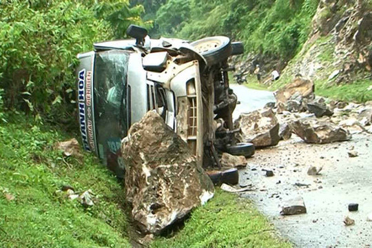 Điện Biên: Sạt lở đá khiến 12 người trên xe khách bị thương