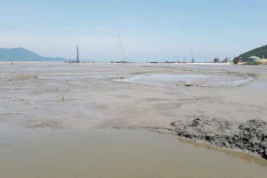 Thừa Thiên Huế: Vùng biển Chân Mây có nguy cơ ô nhiễm cao vì bùn thải