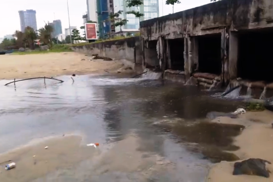 Nước thải chưa qua xử lý tiếp tục “tấn công” biển Đà Nẵng