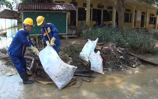 Dọn dẹp bùn đất tại trường học, bệnh viện ở Chương Mỹ, Hà Nội