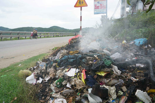 Quảng Ngãi: Người dân tiếp tục chặn đường vào nhà máy xử lý rác