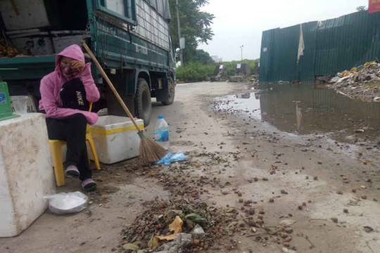 Hà Nội: Xe tải bán hàng rong bủa vây Đại lộ Thăng Long