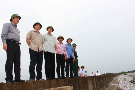 Bộ trưởng Bộ NN&PTNT Nguyễn Xuân Cường kiểm tra công tác phòng chống bão số 4 tại Quảng Ninh