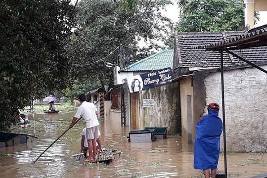 Thanh Hóa: Hàng nghìn hộ dân phải di dời do nước lũ lên cao