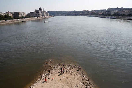 Mực nước ở Danube giảm xuống mức thấp kỷ lục, cản trở vận chuyển ở Hungary