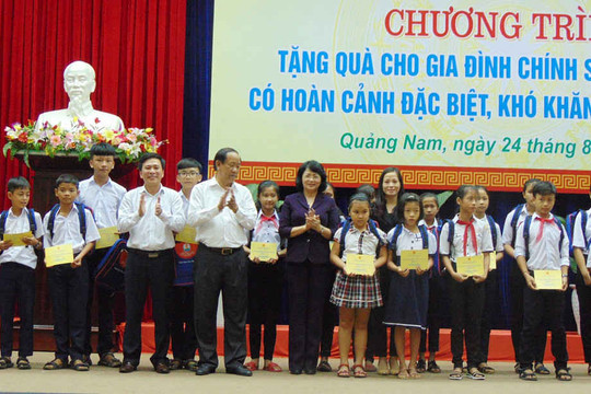 Phó Chủ tịch nước Đặng Thị Ngọc Thịnh tặng quà cho gia đình chính sách, trẻ em nghèo tỉnh Quảng Nam