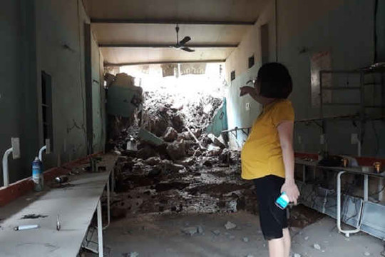 Nghệ An: Lở núi kinh hoàng, một căn nhà bị phá nát