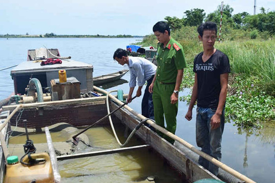 Bắt quả tang hai thuyền khai thác cát trái phép trên sông Hương