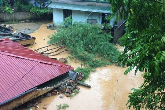 Thanh Hóa: Nhiều phòng học và nhà dân bị sập hoàn toàn do mưa lũ