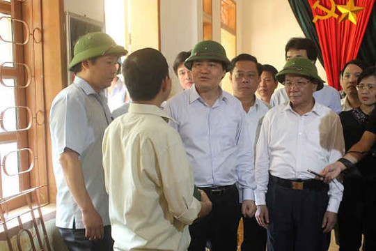 Bộ trưởng Bộ Giáo dục và Đào tạo thăm trường học vùng lũ Mai Sơn, Sơn La