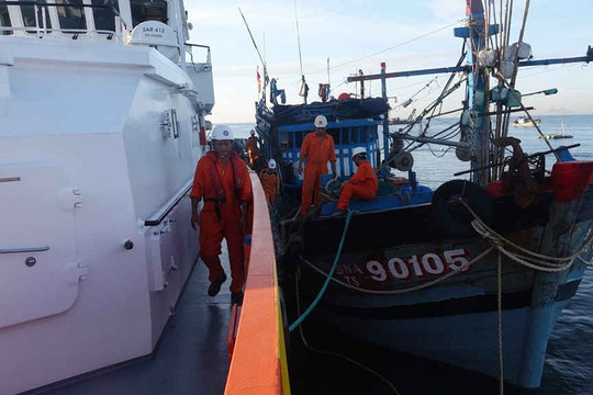 Cứu nạn 6 thuyền viên trên tàu cá trôi dạt hơn 2 ngày trên biển