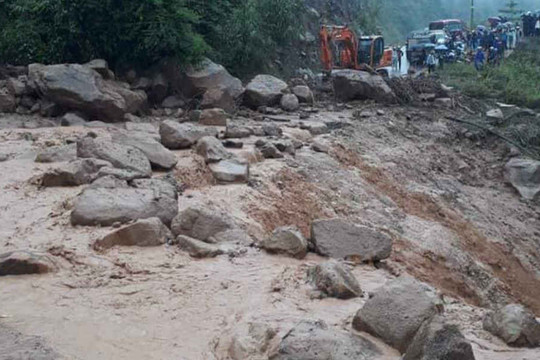 Lai Châu: Lũ ống tàn phá Quốc lộ 12 khiến giao thông tê liệt
