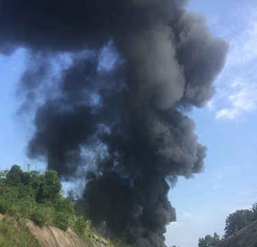 Yên Bái: Xe bồn chở xăng bốc cháy dữ dội dưới chân cầu