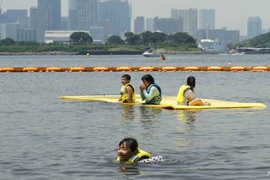 Nhật Bản làm sạch các bãi biển gần Tokyo chuẩn bị cho Olympic 2020