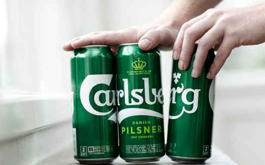 Carlsberg thay túi bọc nhựa bằng keo nhằm giảm hơn 1.200 tấn chất thải nhựa mỗi năm