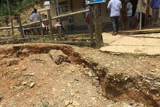 Tương Dương - Nghệ An: Xuất hiện nhiều vết nứt sau mưa lũ, nhiều hộ dân và trường học lo lắng