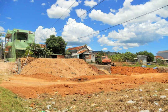 Phù Mỹ (Bình Định): Nhiều công trình xây dựng trái phép “mọc” ven đầm Châu Trúc