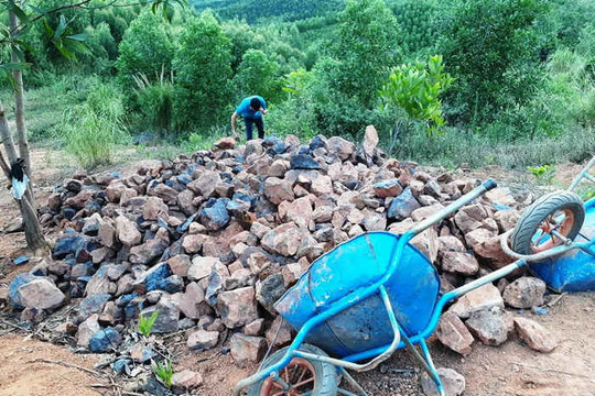 Kbang (Gia Lai): Kiểm tra, xử lý khai thác quặng sắt trái phép