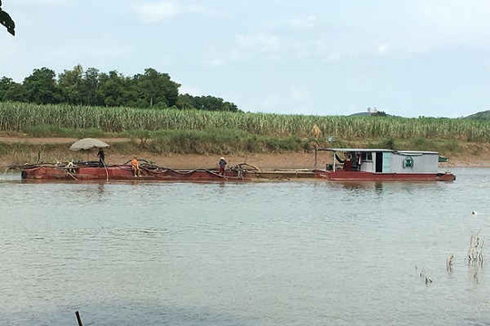 Bắt giữ 4 tàu khai thác cát trái phép ở Vĩnh Lộc - Thanh Hoá