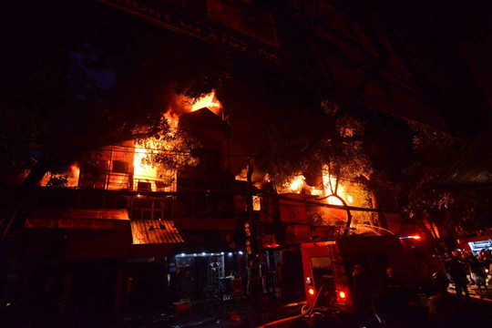 Hà Nội: Cháy lớn ở Đê La Thành, Bệnh viện nhi sơ tán