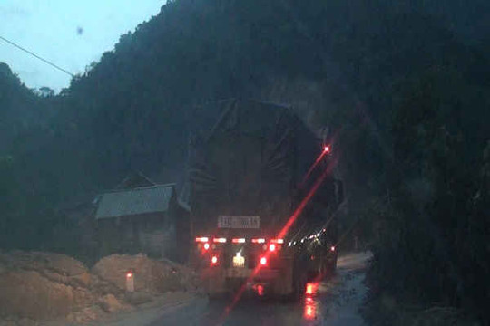 Sơn La: Sạt sụt sau mưa lũ, quốc lộ 4G “gồng mình” gánh xe trọng tải lớn