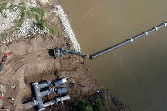 Nhà máy nước mặt Sông Đuống hạ thuỷ thành công tuyến ống qua sông
