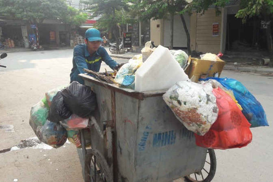 Muôn nỗi vất vả của công nhân thu gom rác tại phố phường Hà Nội