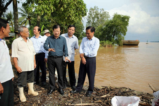 Phó Thủ tướng Trịnh Đình Dũng kiểm tra tình hình và các giải pháp ứng phó lũ tại ĐBSCL
