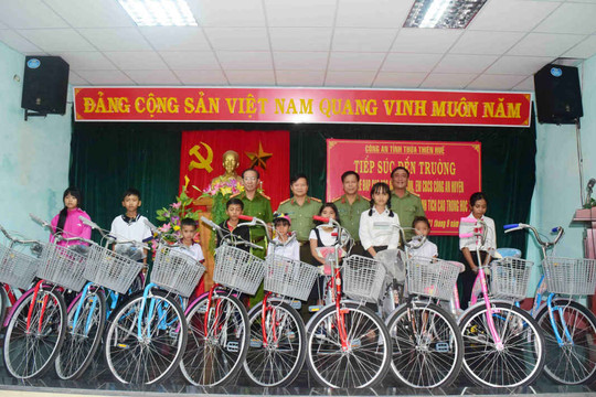 Huế: Tặng xe đạp cho học sinh khó khăn dịp Tết Trung thu