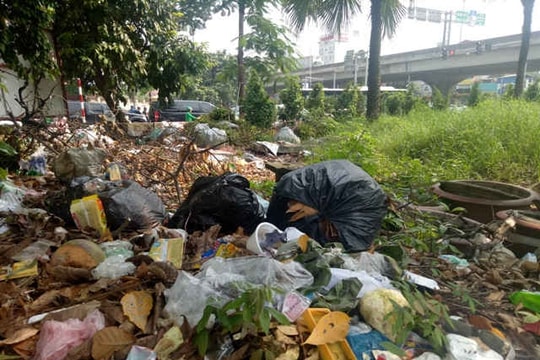 Hà Nội: Rác thải “bủa vây” Trung tâm Văn hóa quận Thanh Xuân