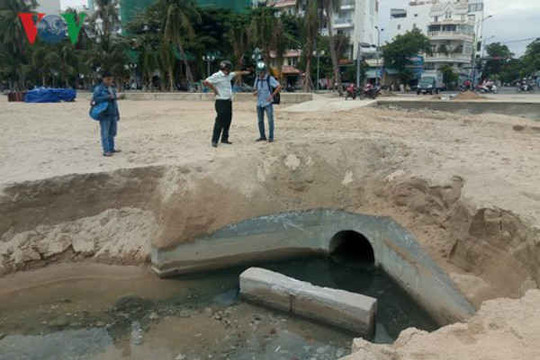 Nha Trang: Cống xả thải khiến bãi biển vắng tanh