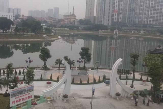 Cần sớm khắc phục tình trạng ô nhiễm hồ điều hòa của công viên trăm tỷ ở quận Thanh Xuân