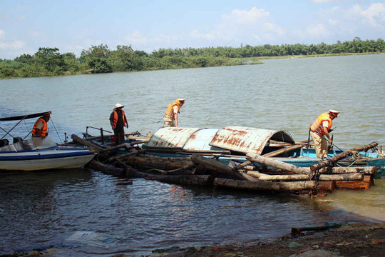 Bắt gỗ lậu “vi vu” trên sông Thu Bồn
