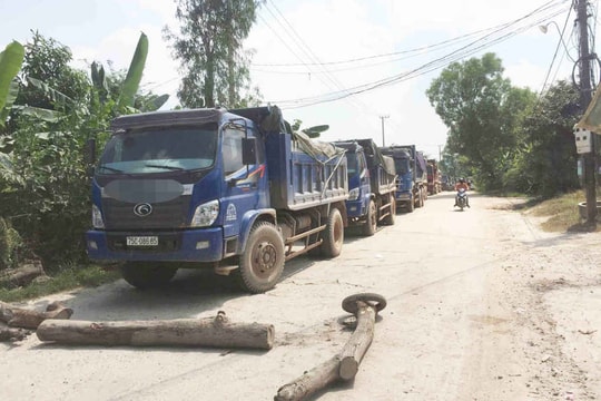 Thừa Thiên Huế: Dân lập rào chắn “cấm” xe tải lưu thông vì ô nhiễm