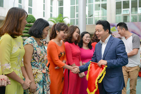Bộ trưởng Trần Hồng Hà chung vui với lao động nữ ngành TN&MT nhân ngày 20/10