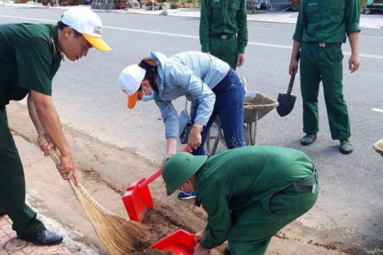 Đồn Biên phòng Long Sơn phối hợp tổng dọn vệ sinh tại khu tái định cư