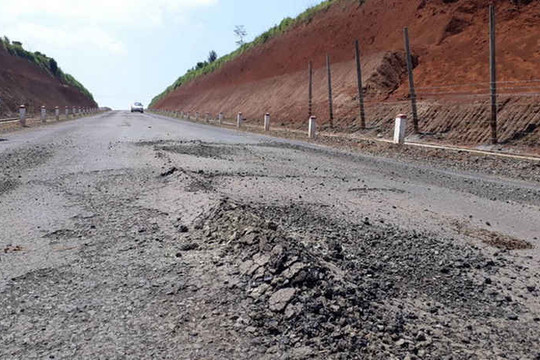 Tỉnh Gia Lai yêu cầu khẩn trương sửa chữa đường trăm tỉ mới sử dụng đã hỏng