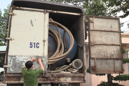 Ngụy trang bằng xe tải để chở nước thải công nghiệp đổ ra cống thoát nước