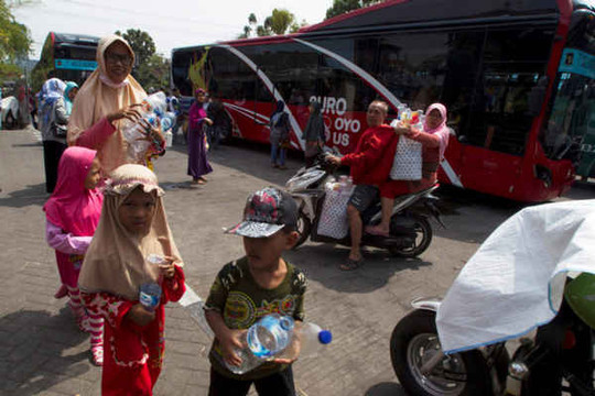 Người Indonesia đổi nhựa lấy vé xe buýt