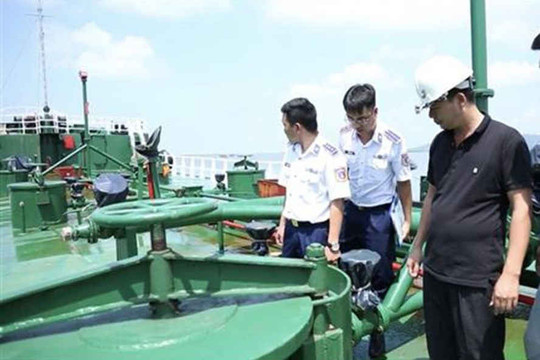 Báo động tình trạng buôn lậu xăng dầu trên biển Tây Nam