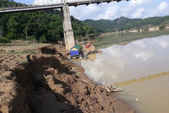 Nghệ An: Người dân lo sợ vì sạt lở 2 bờ sông Lam