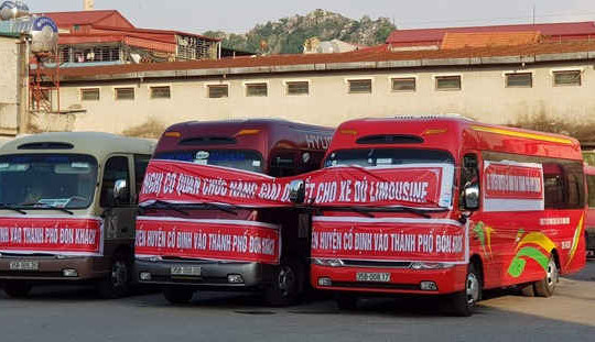 Ninh Bình: Căng băng rôn trên xe khách phản đối xe Limousine